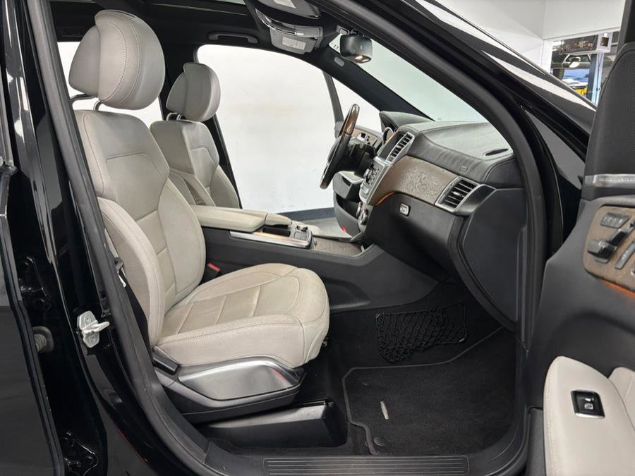 Used 2015 Mercedes-Benz GL 550 4MATIC image 33