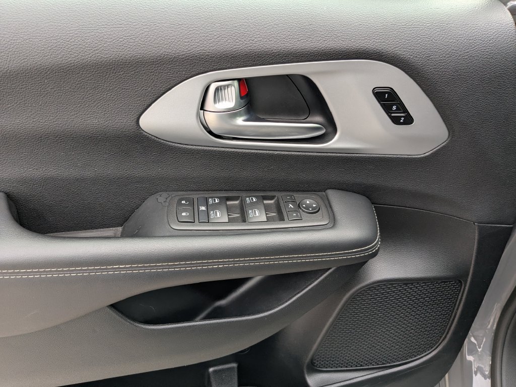 Used 2025 Chrysler Pacifica Limited FWD image 18