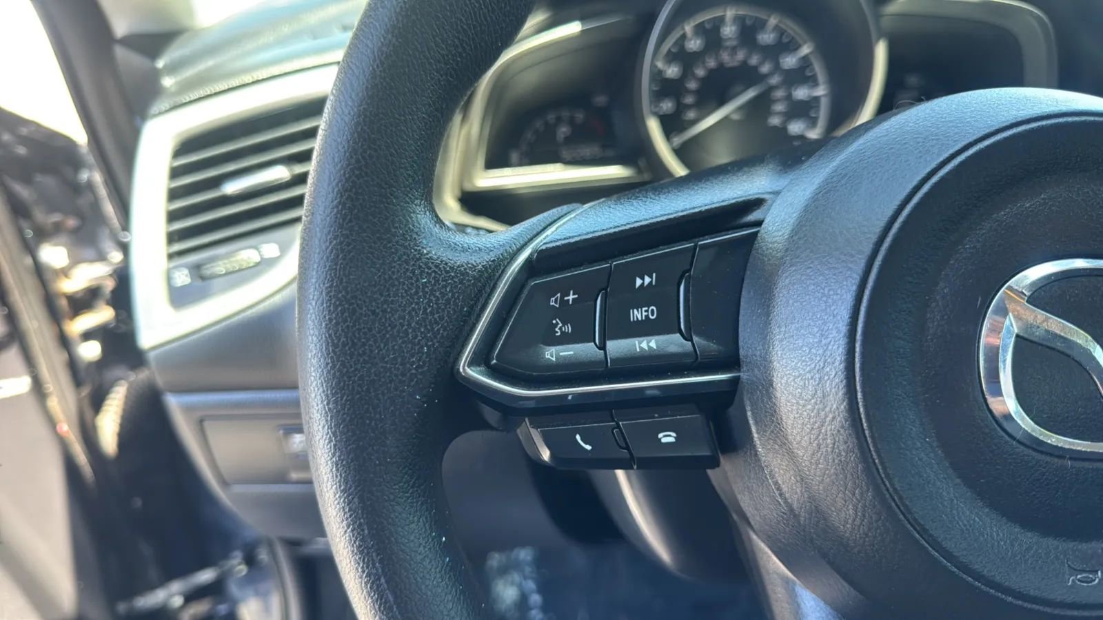 Used 2018 MAZDA MAZDA3 Sport FWD image 26
