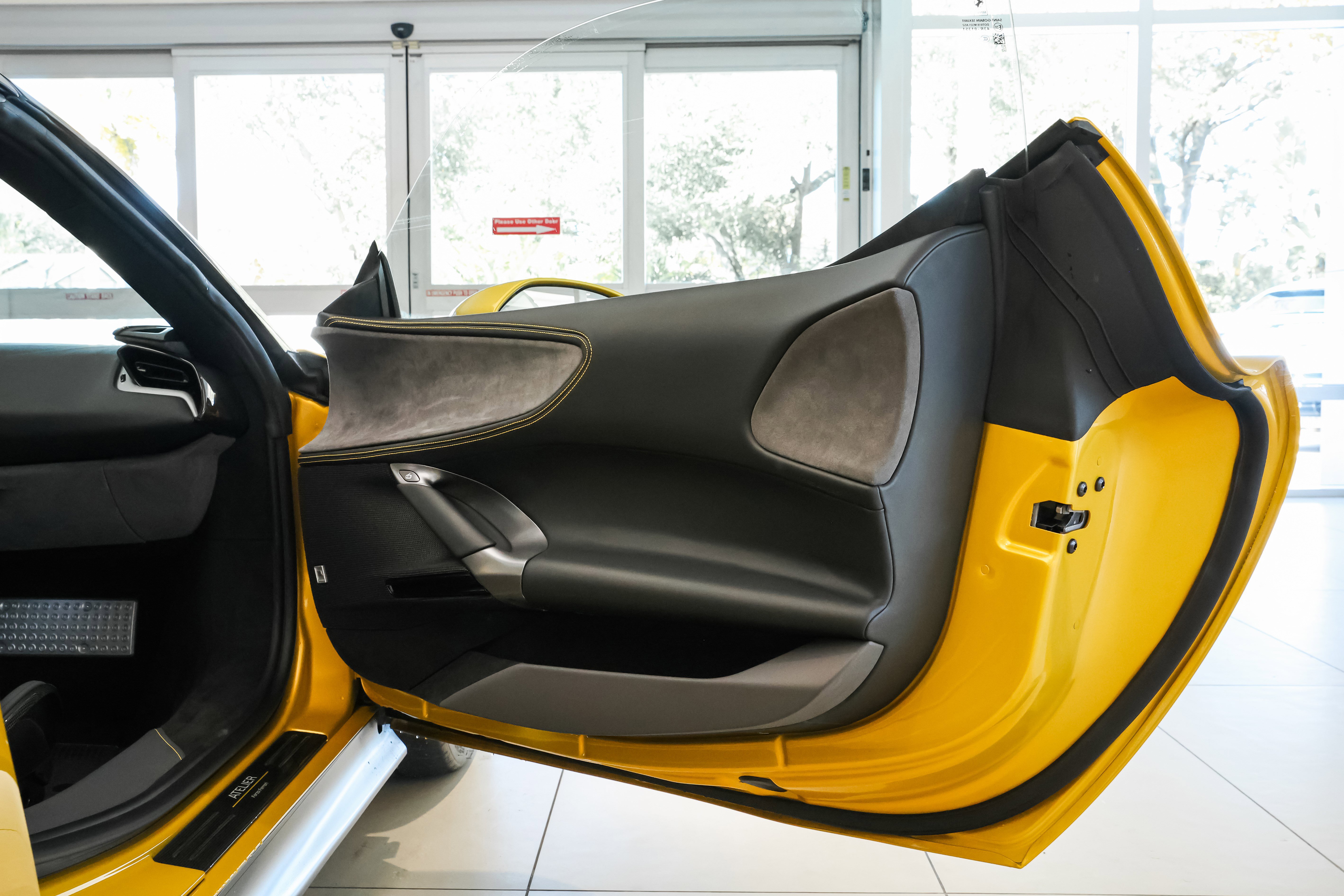 Used 2024 Ferrari SF90 Spider image 35