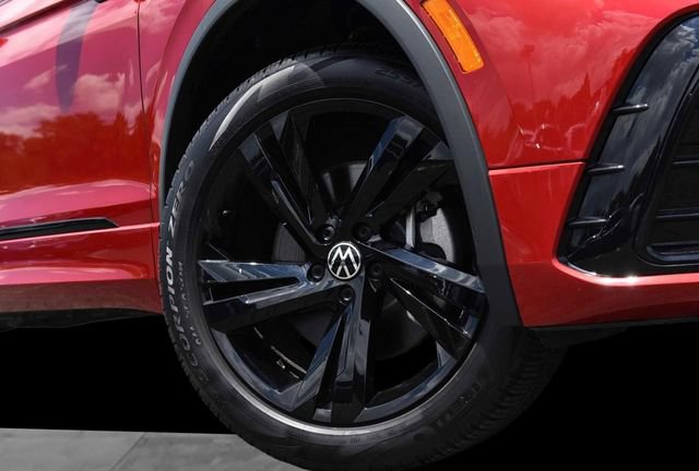 Certified 2024 Volkswagen Tiguan SE R-Line AWD/4WD image 3