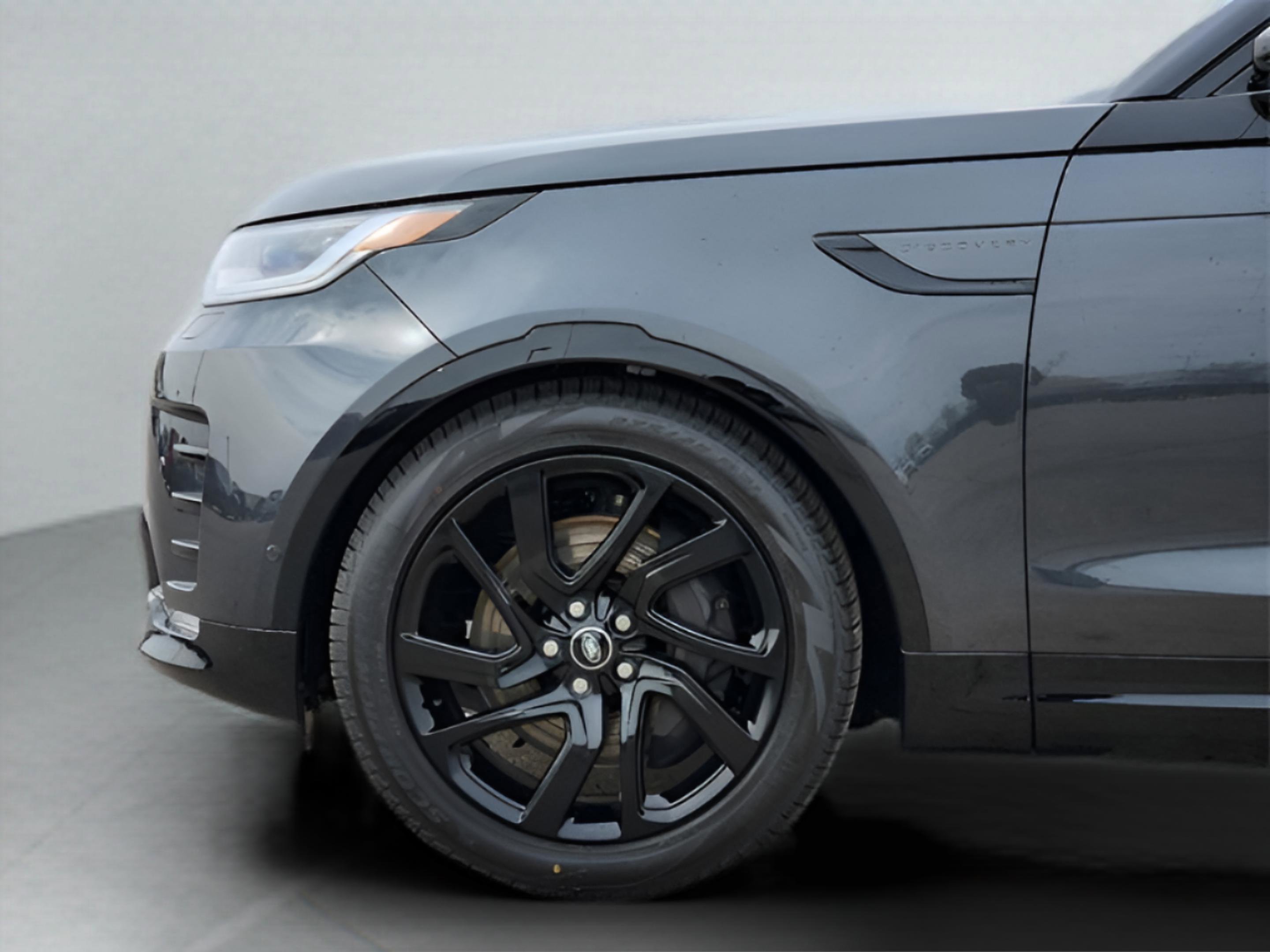 New 2025 Land Rover Discovery Dynamic SE image 30