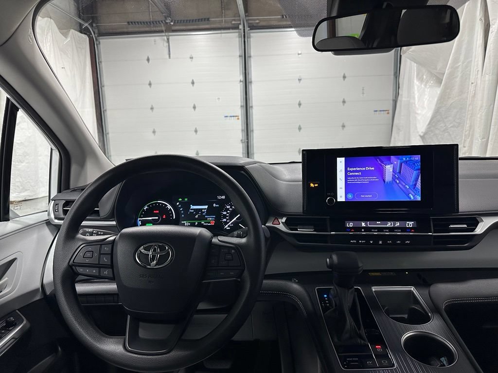 Used 2025 Toyota Sienna LE FWD image 16