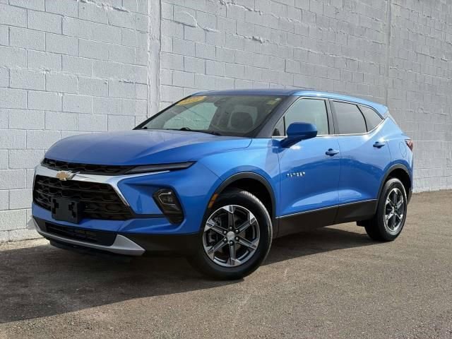 Used 2025 Chevrolet Blazer LT AWD/4WD image 1