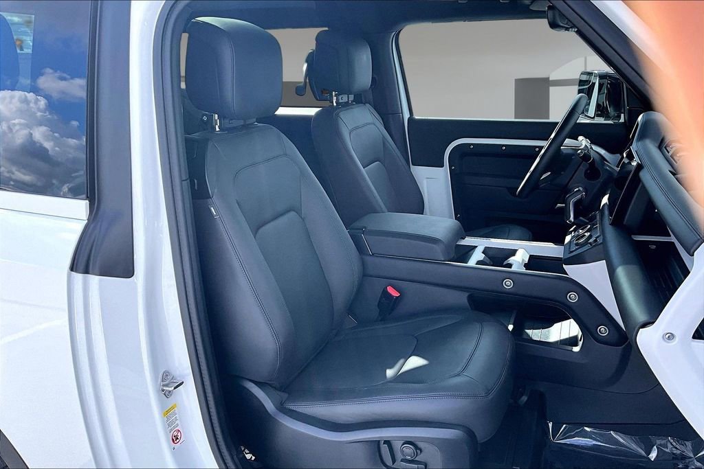 Used 2025 Land Rover Defender 90 X-Dynamic SE image 27