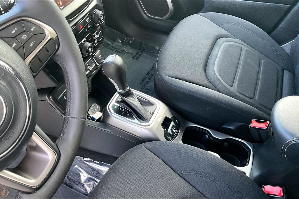 Used 2022 Jeep Renegade Latitude AWD/4WD image 19