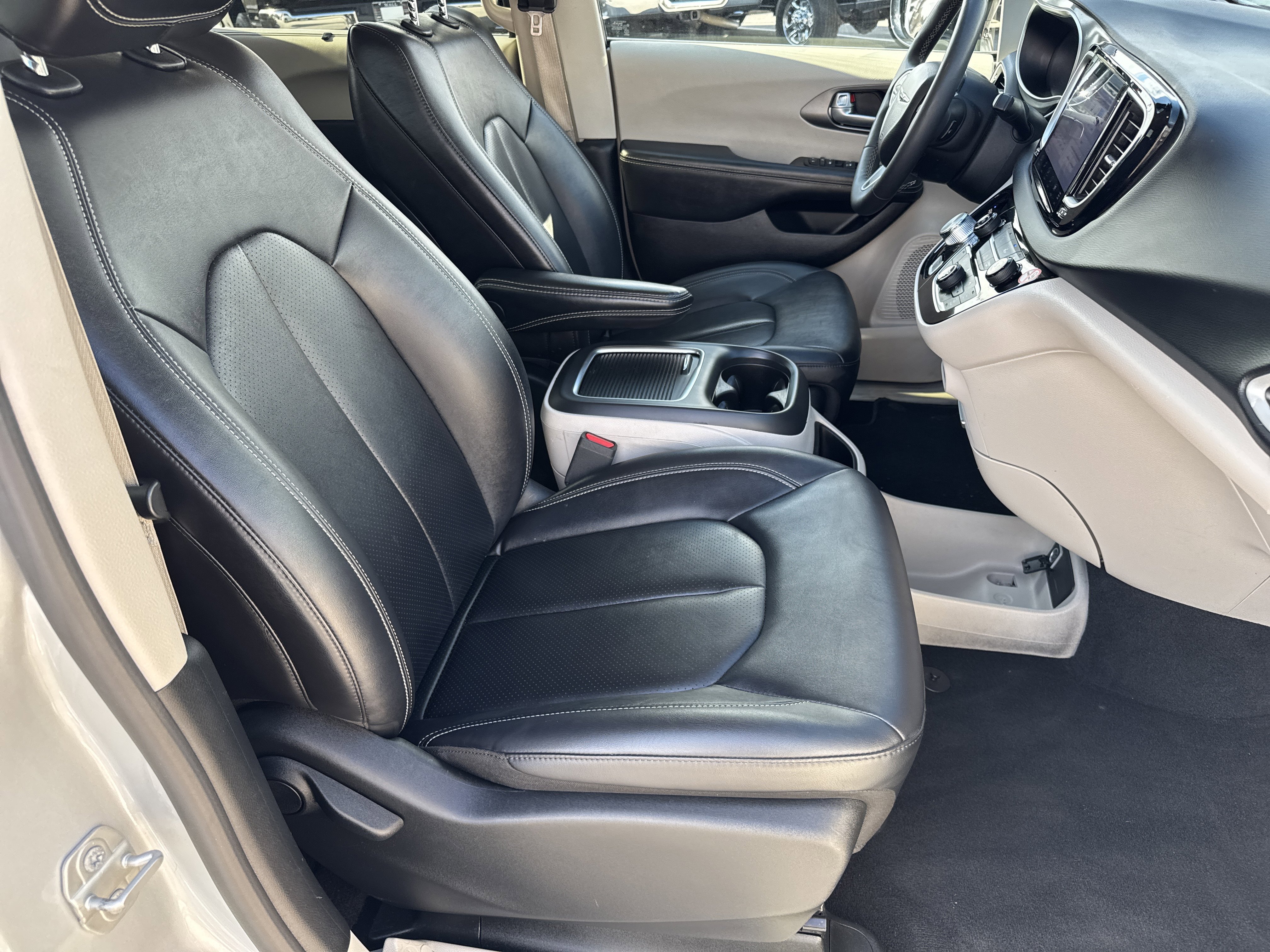 Used 2024 Chrysler Pacifica Touring-L image 14