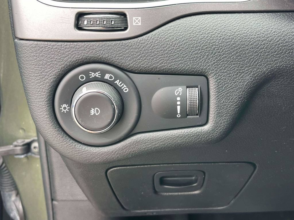 Used 2019 Jeep Cherokee Latitude w/ Popular Appearance Group AWD/4WD image 16