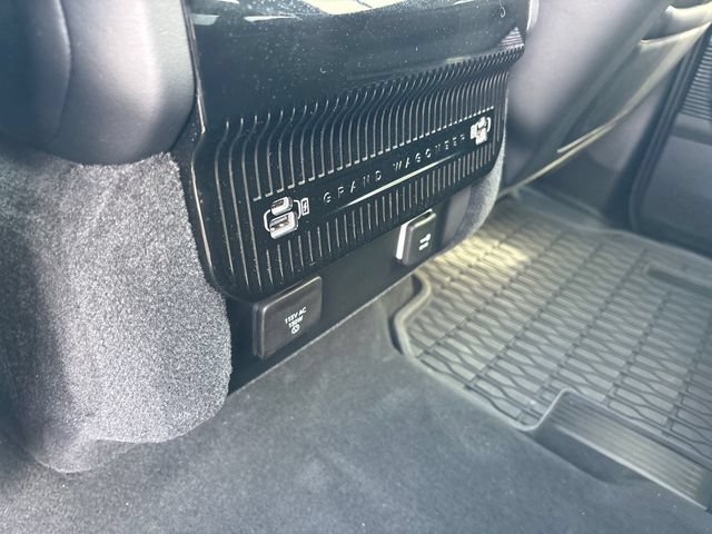 Used 2025 Jeep Grand Wagoneer Series III w/ Rear Seat Video Group 1 AWD/4WD image 13
