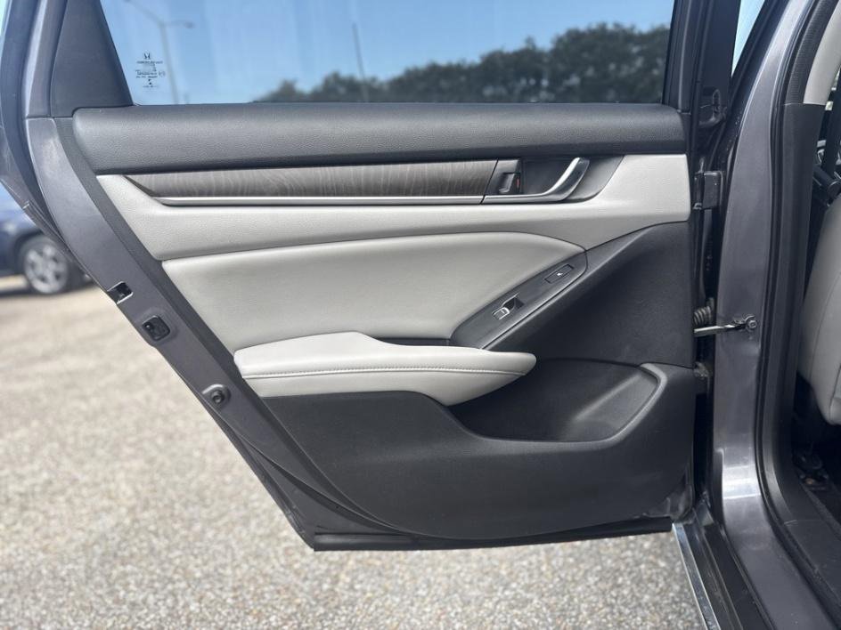 Used 2018 Honda Accord Touring image 17