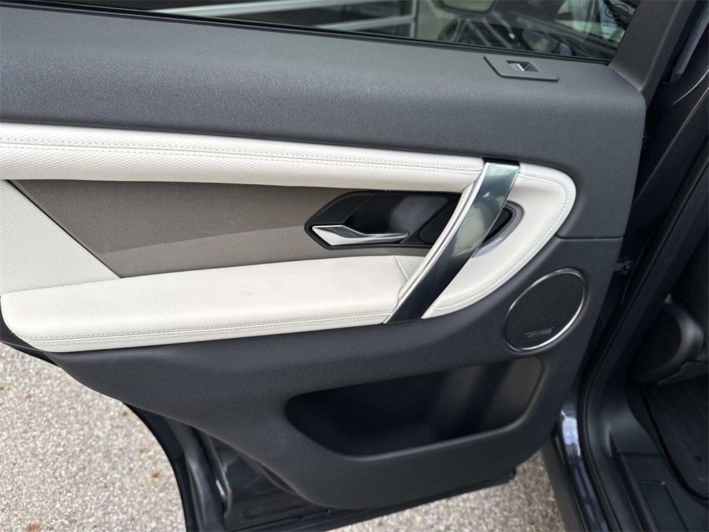 Certified 2025 Land Rover Discovery Sport Dynamic SE image 12