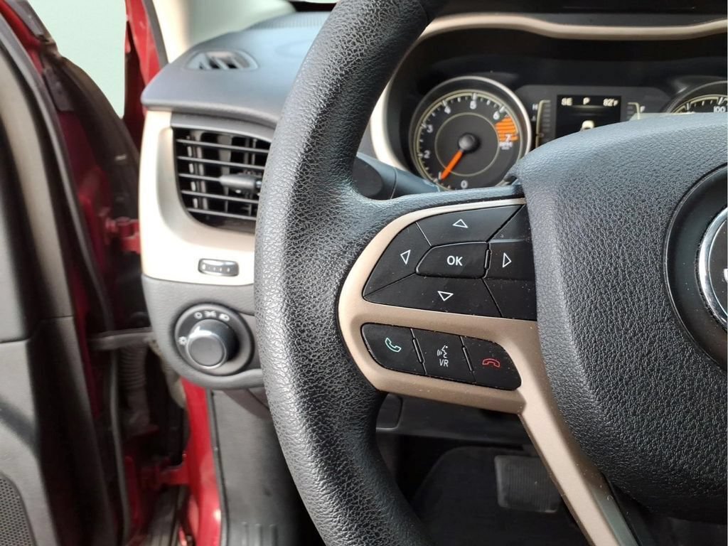 Used 2017 Jeep Cherokee Sport FWD image 25