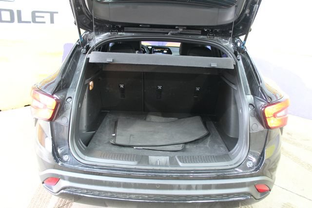 Used 2025 Chevrolet Trax RS FWD image 12