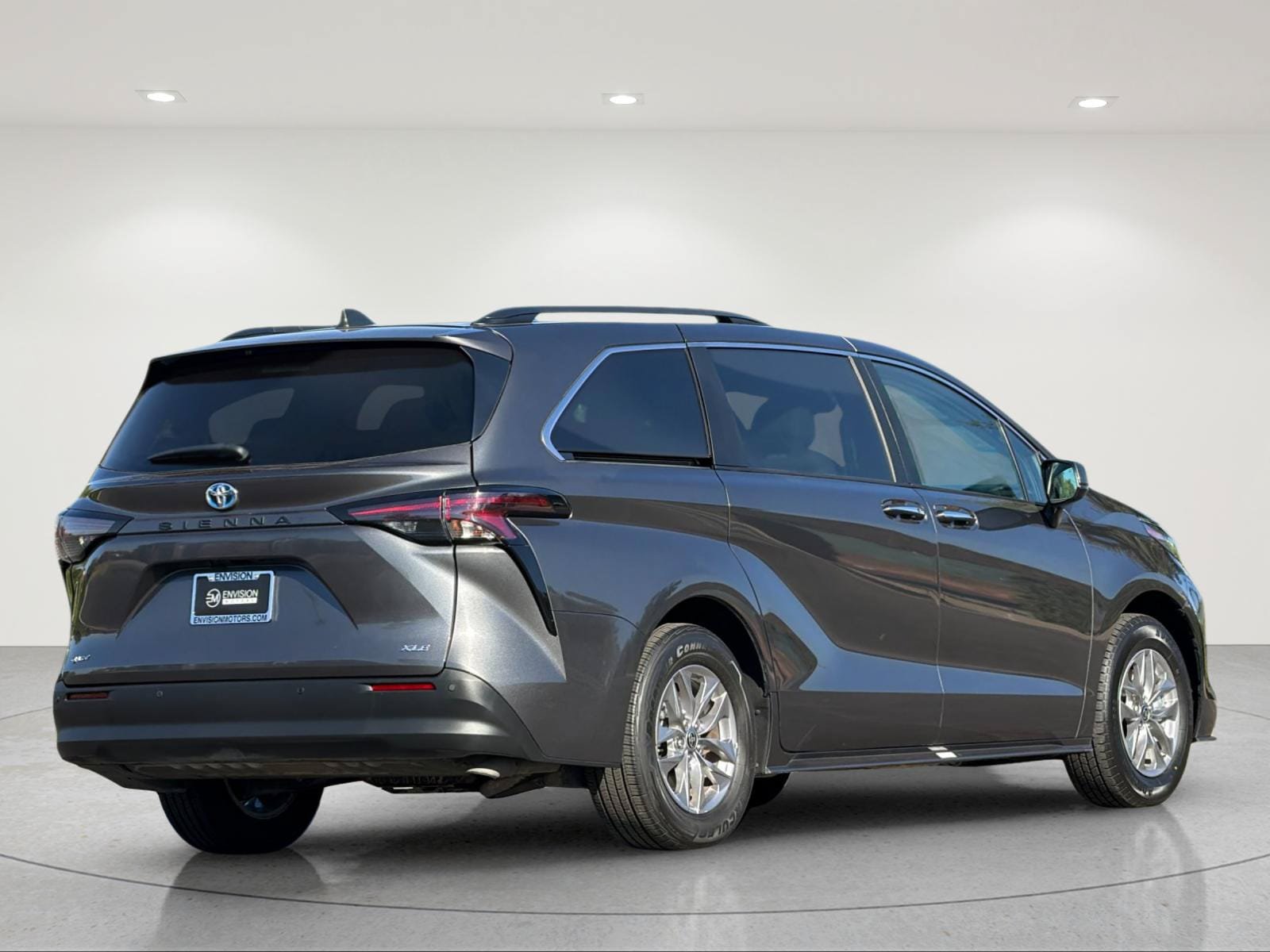 Used 2025 Toyota Sienna XLE FWD image 5