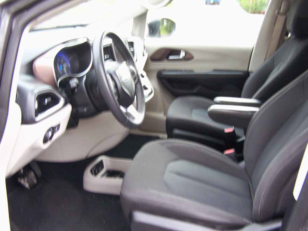 Used 2022 Chrysler Voyager LX FWD image 7