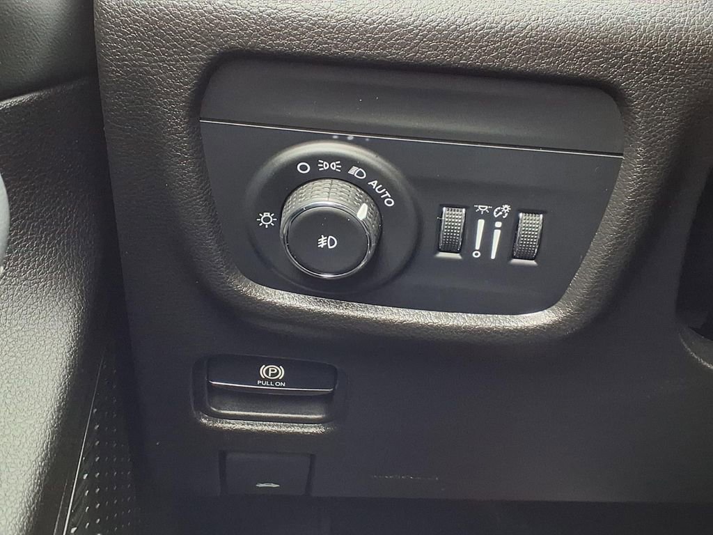 Used 2023 Jeep Grand Cherokee L Limited w/ Black Appearance Package image 17