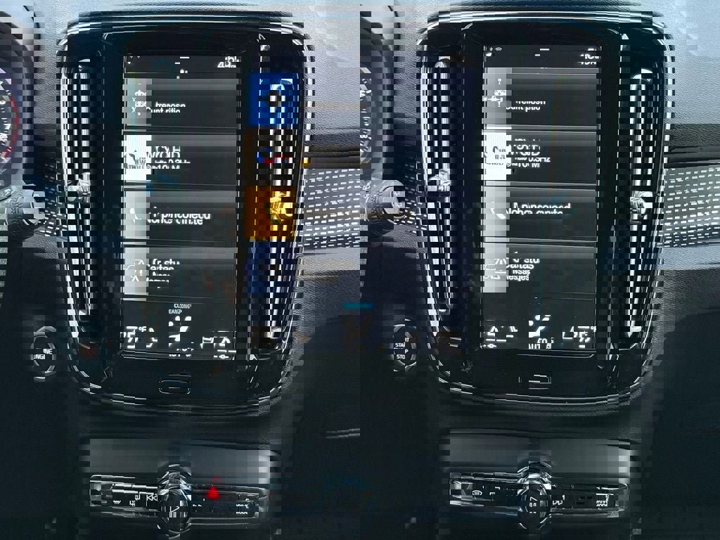 Used 2021 Volvo XC40 T4 R-Design w/ Advanced Package image 21