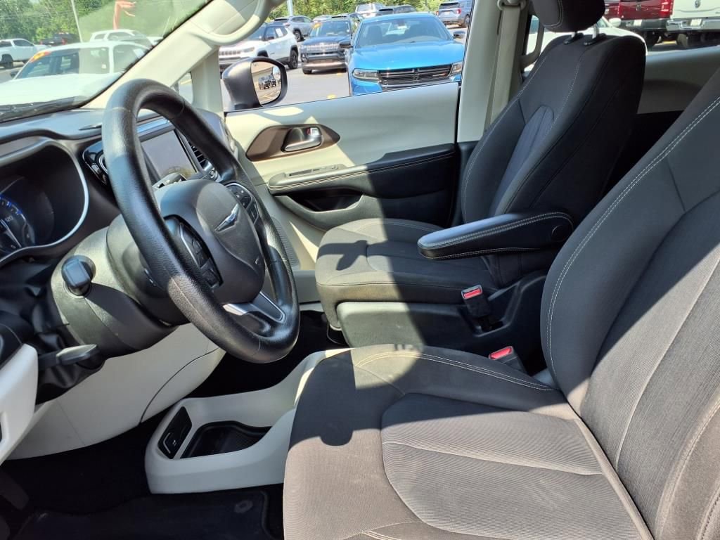 Used 2020 Chrysler Voyager LX image 15