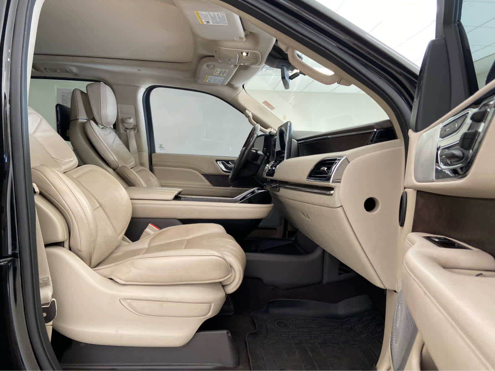 Used 2019 Lincoln Navigator Reserve image 18