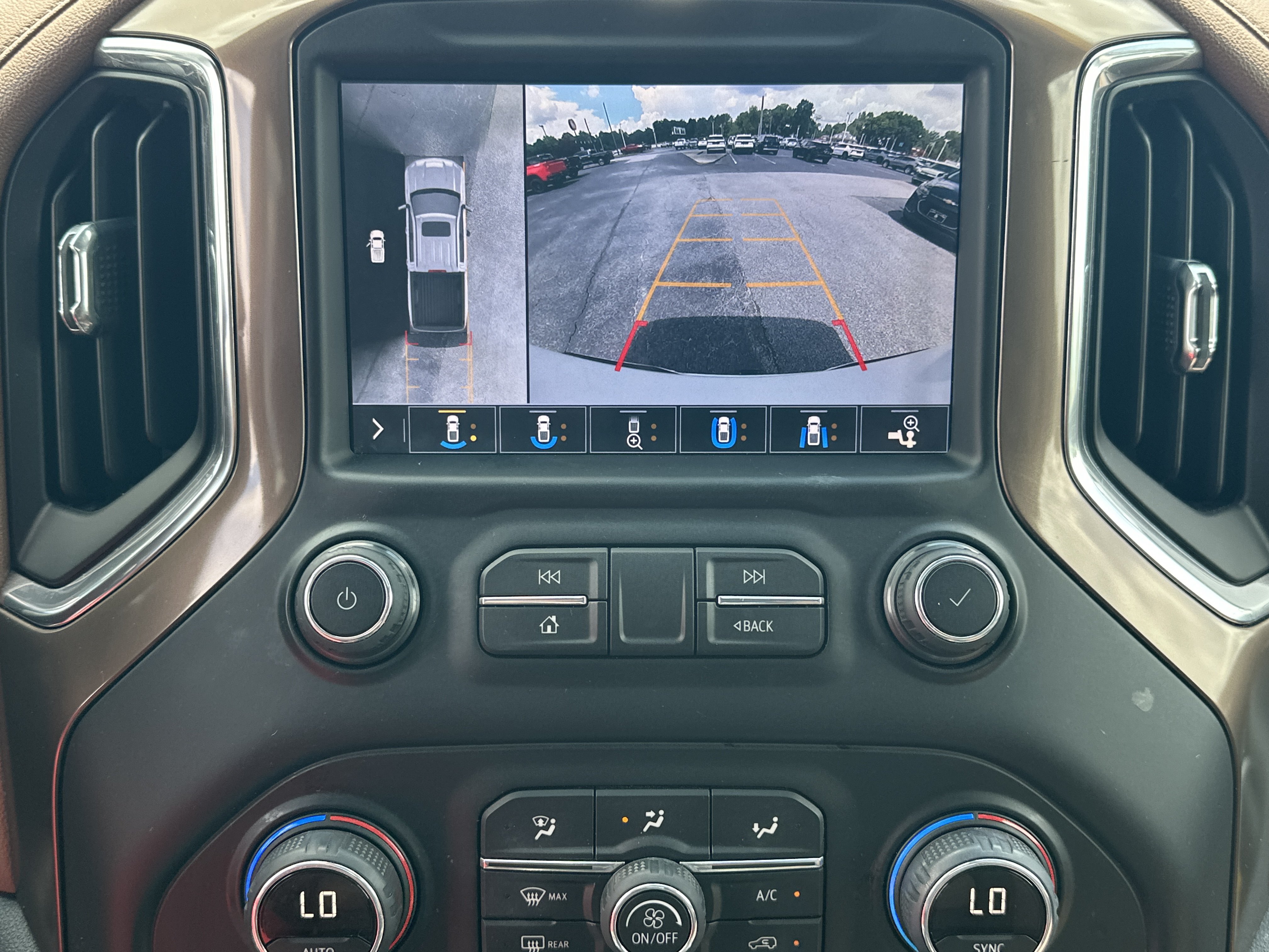 Used 2019 Chevrolet Silverado 1500 High Country w/ Technology Package AWD/4WD image 31