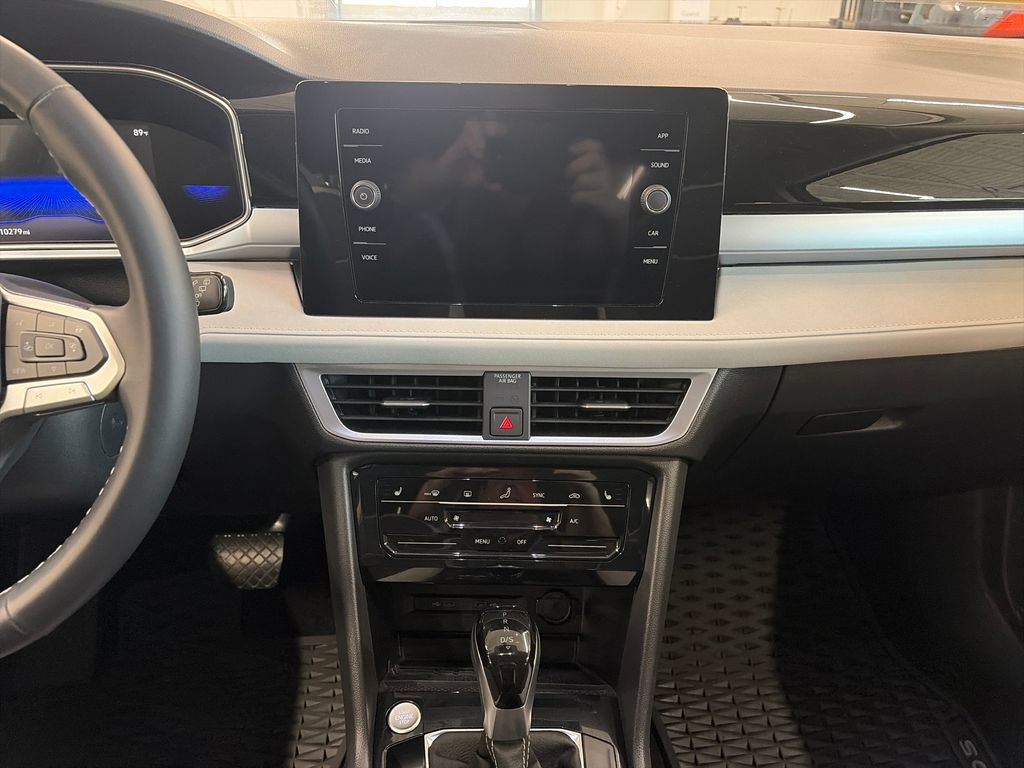 Used 2025 Volkswagen Taos SE w/ Panoramic Sunroof Package AWD/4WD image 14