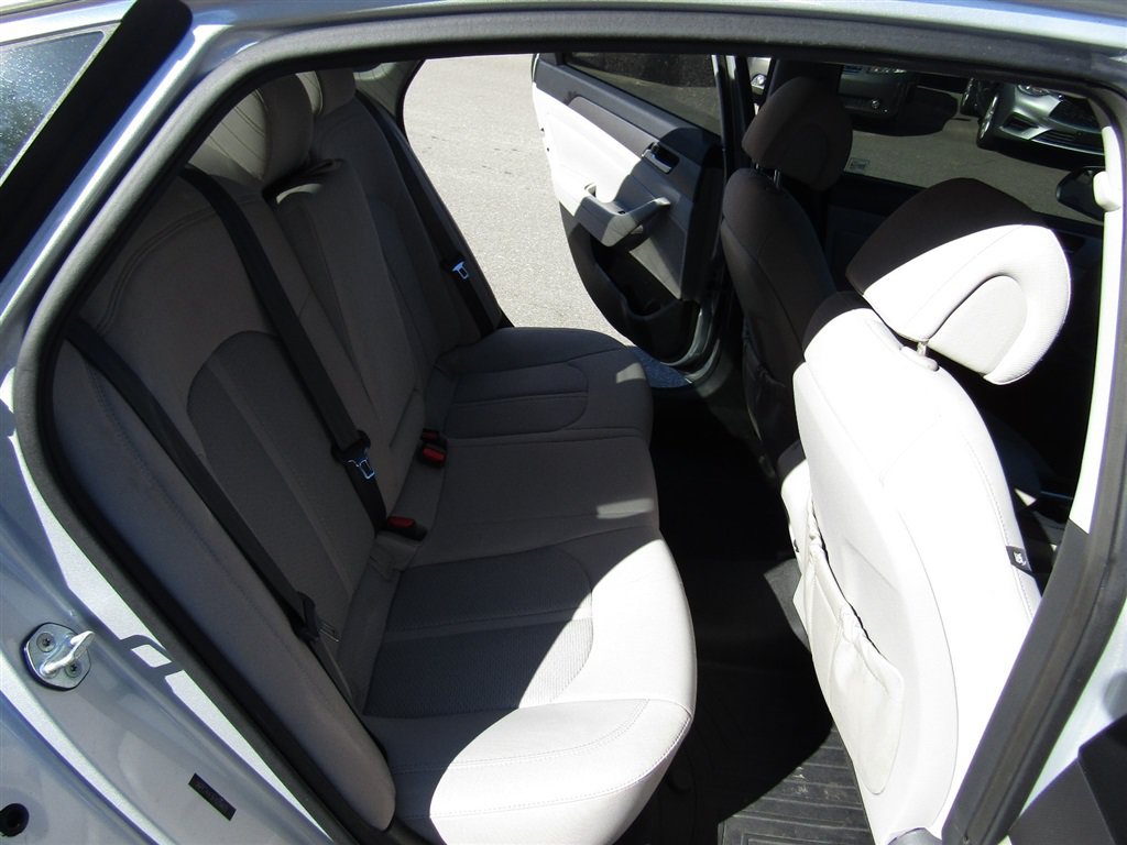 Used 2015 Hyundai Sonata SE w/ Option Group 09 FWD image 17