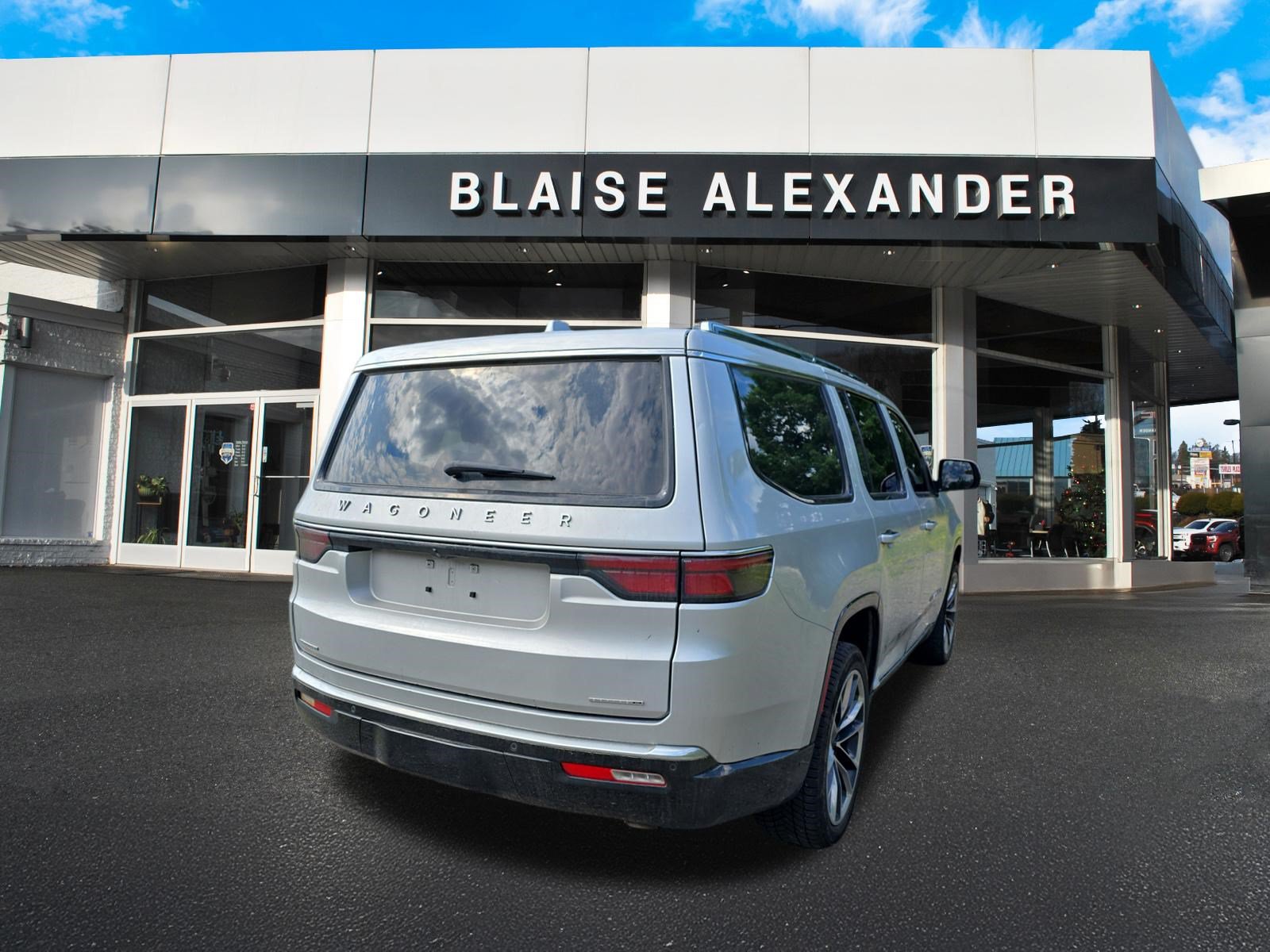 Used 2022 Jeep Wagoneer Series III w/ Premium Group I AWD/4WD image 2