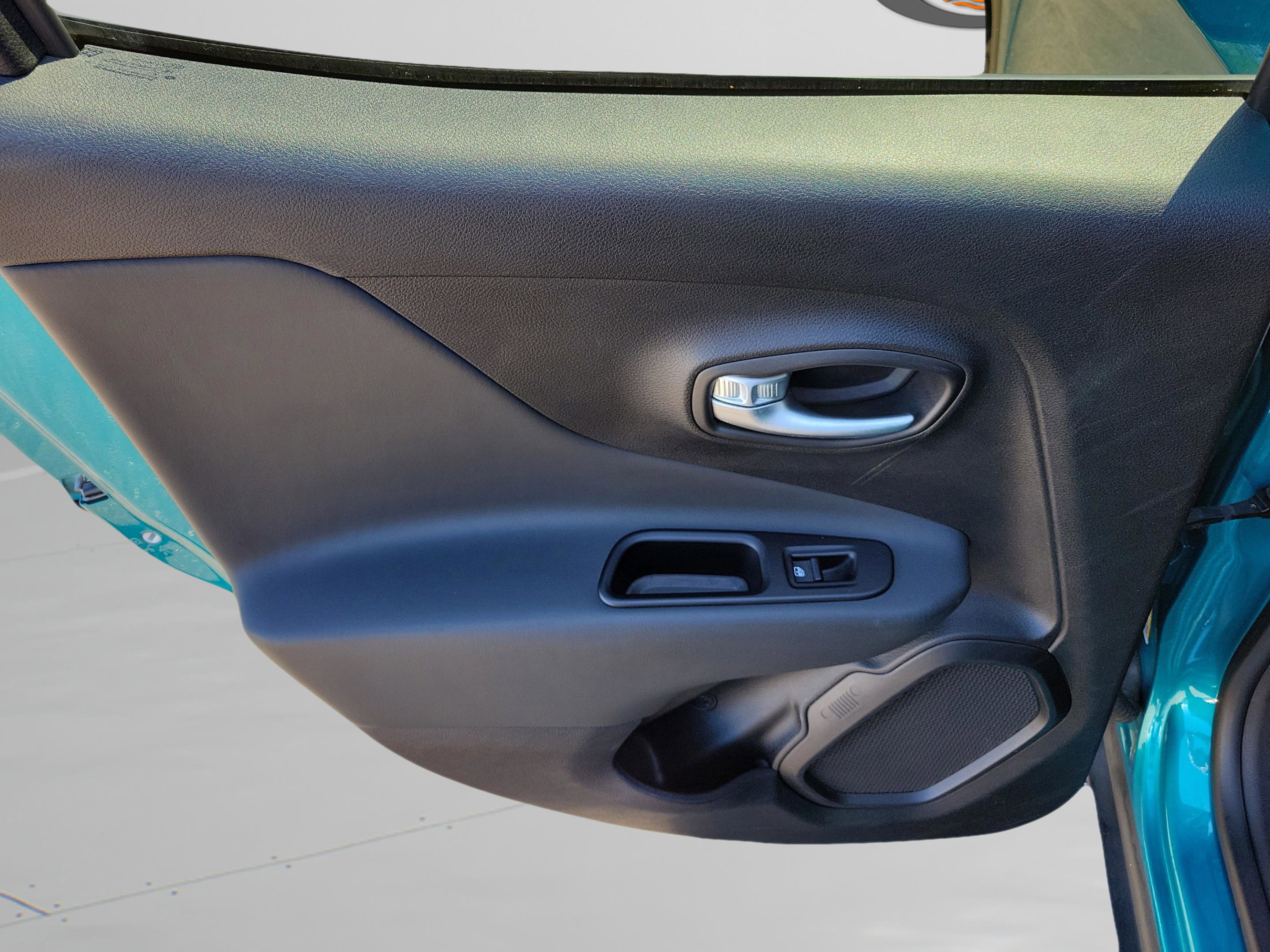 Used 2022 Jeep Renegade Latitude w/ Convenience Group AWD/4WD image 9