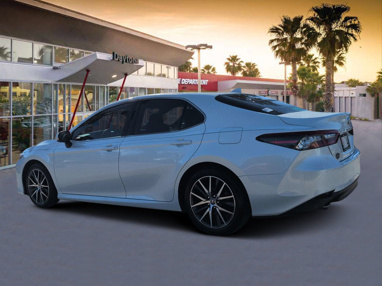 Used 2022 Toyota Camry XLE w/ Navigation Upgrade Package FWD image 5