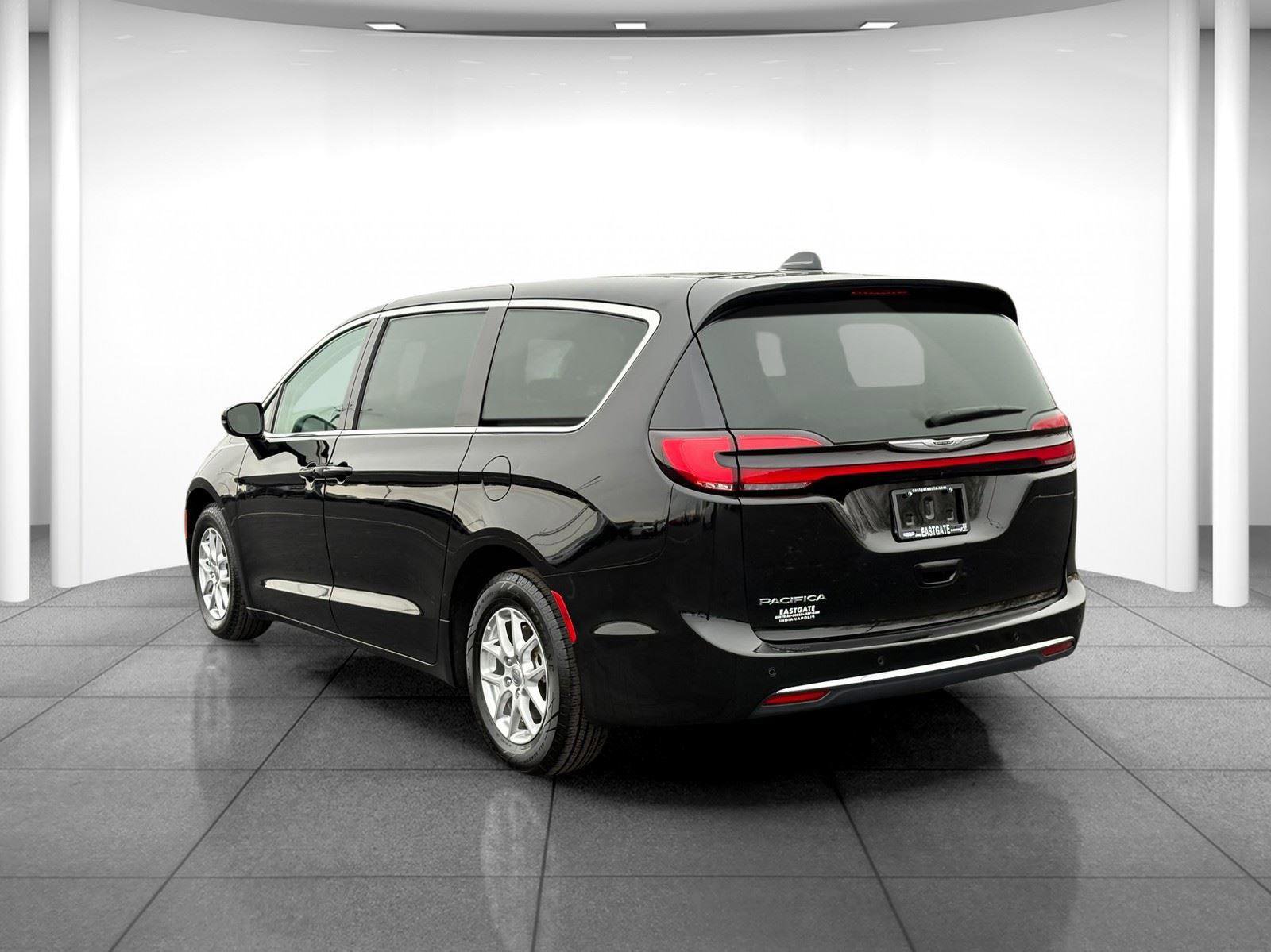 Used 2024 Chrysler Pacifica Touring-L image 5
