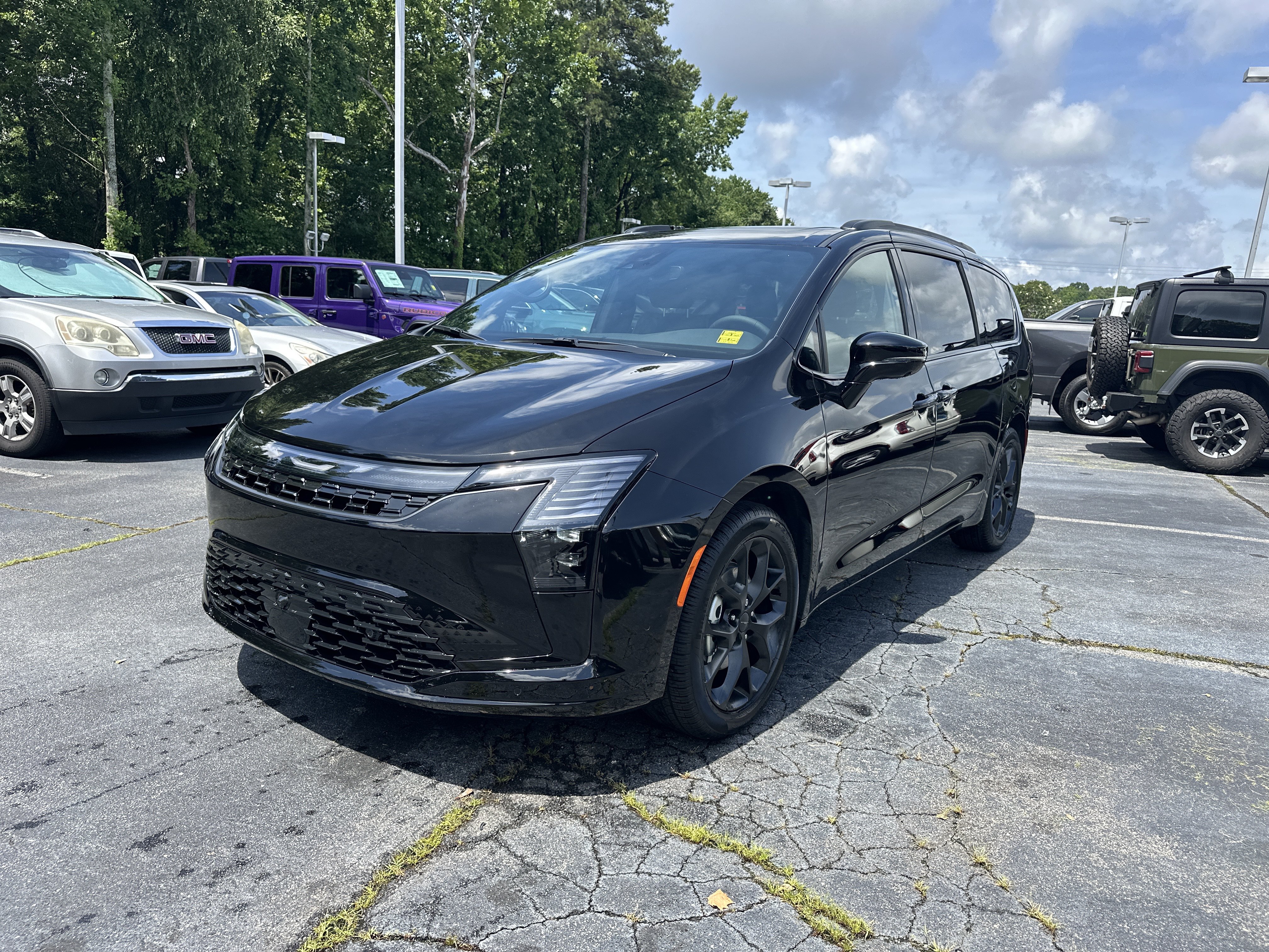 New 2027 Chrysler Pacifica Limited FWD image 5
