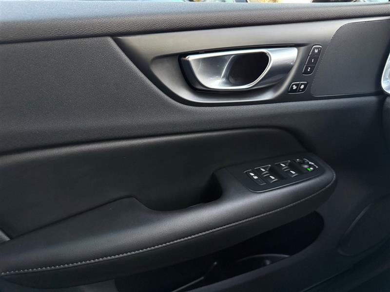 Used 2023 Volvo S60 T8 Plus image 27