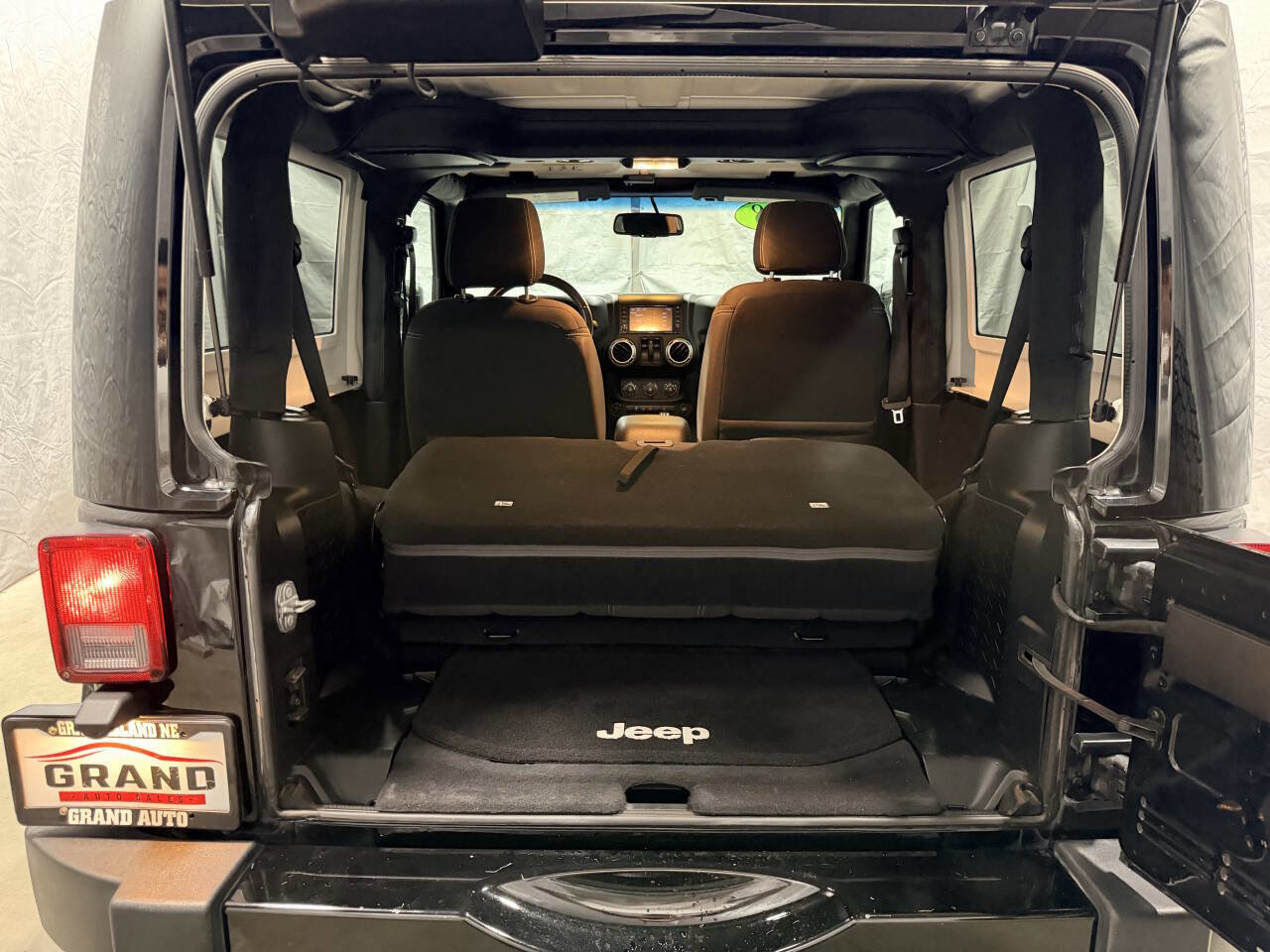 Used 2018 Jeep Wrangler Sahara w/ Connectivity Group image 24