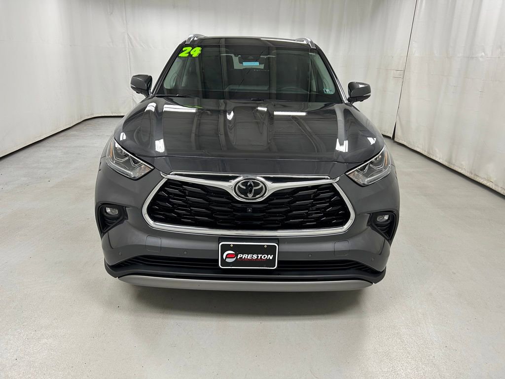 Used 2024 Toyota Highlander Platinum image 3