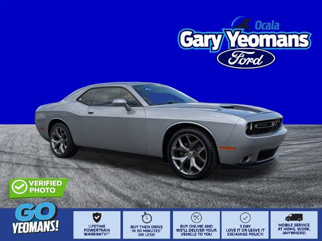 Used 2017 Dodge Challenger SXT RWD image 1