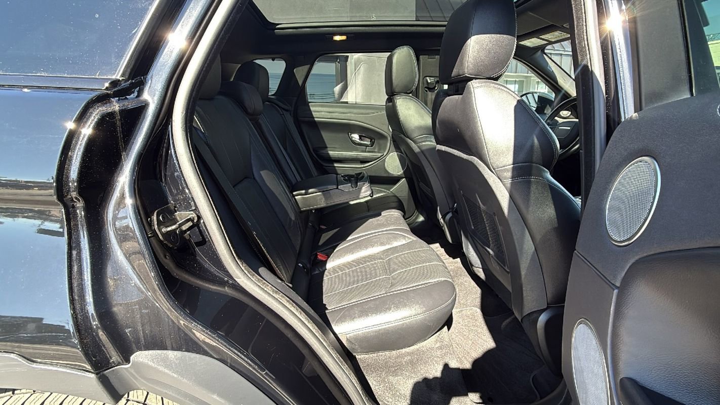 Used 2019 Land Rover Range Rover Evoque SE Premium image 16