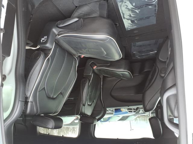 Used 2025 Chrysler Pacifica Limited FWD image 12