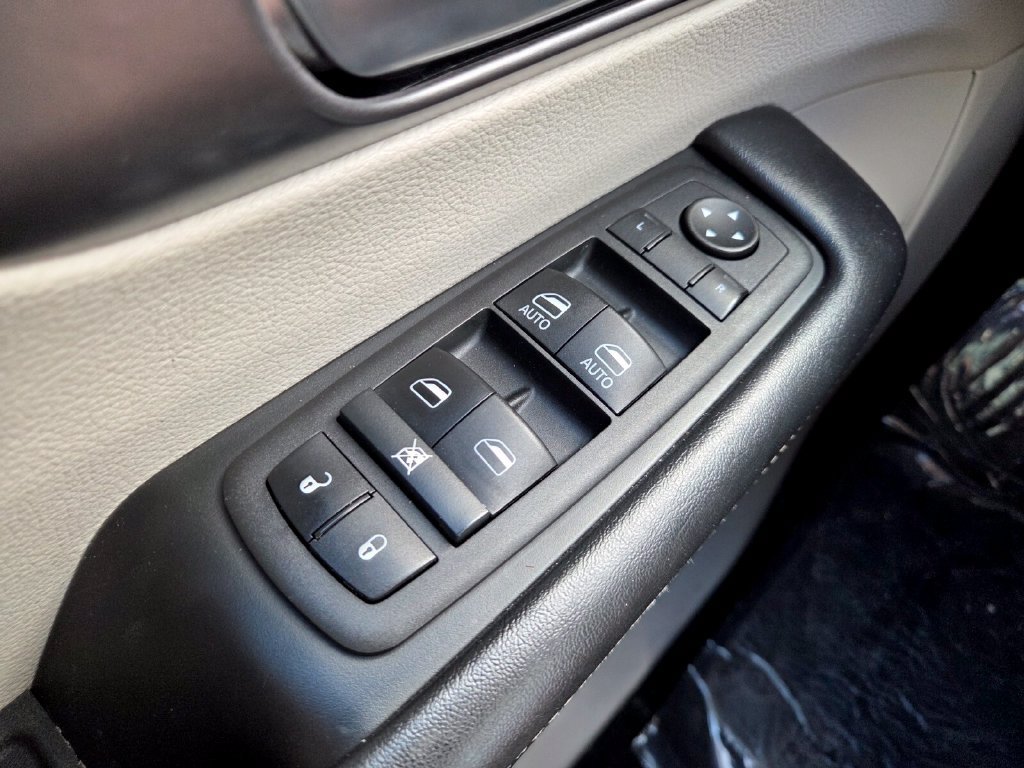 Used 2022 Chrysler Pacifica Touring-L FWD image 21