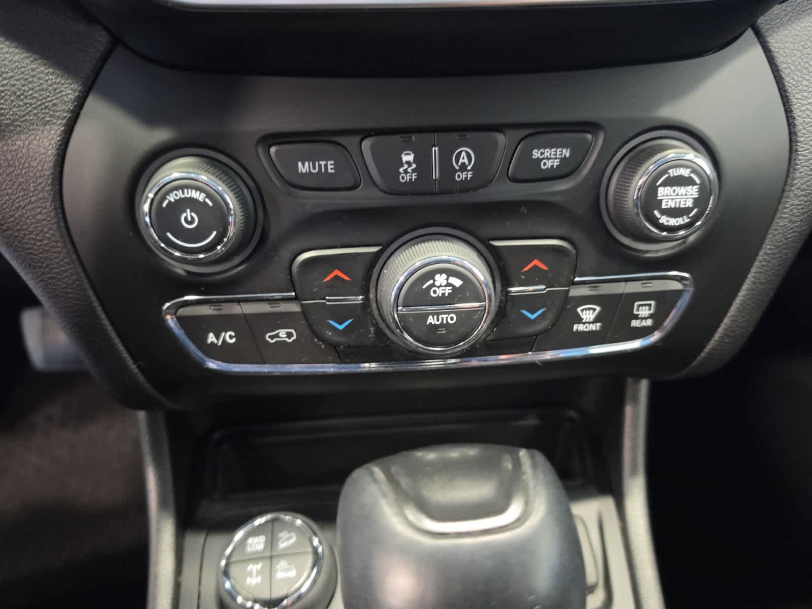 Used 2020 Jeep Cherokee Trailhawk w/ Cold Weather Group AWD/4WD image 35