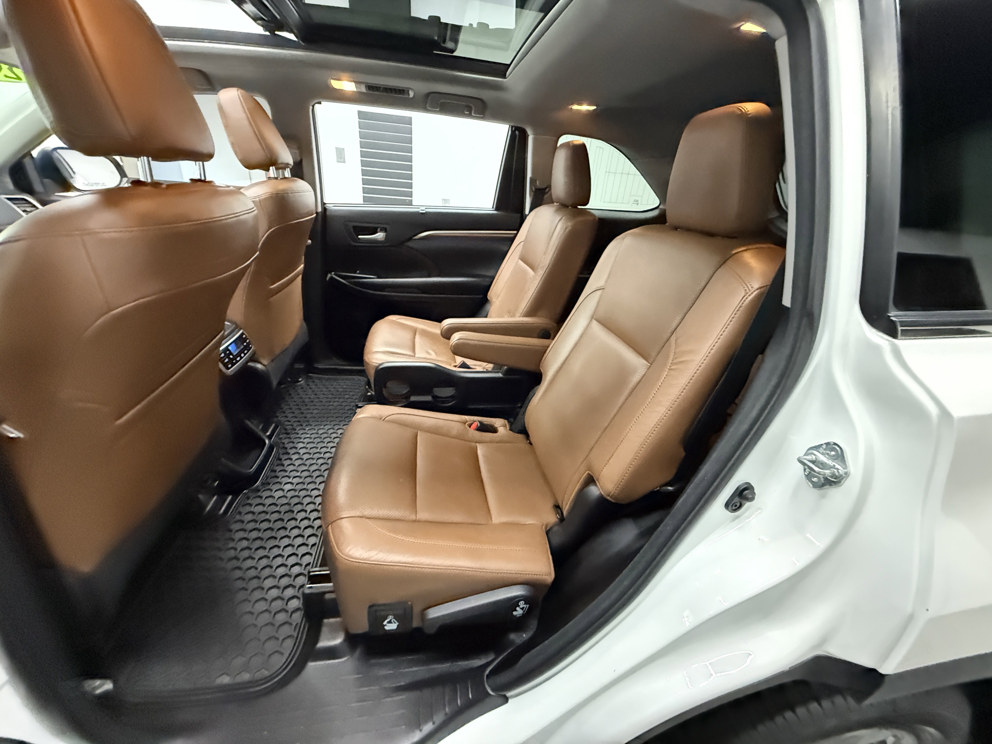 Used 2017 Toyota Highlander Limited image 24