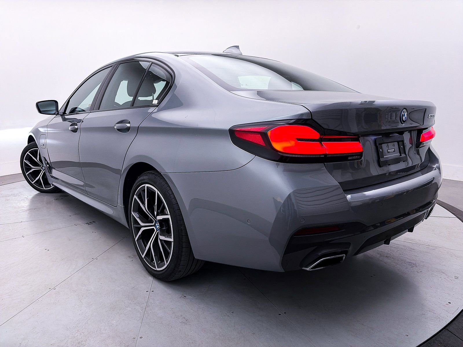 Used 2023 BMW 530e w/ M Sport Package image 2