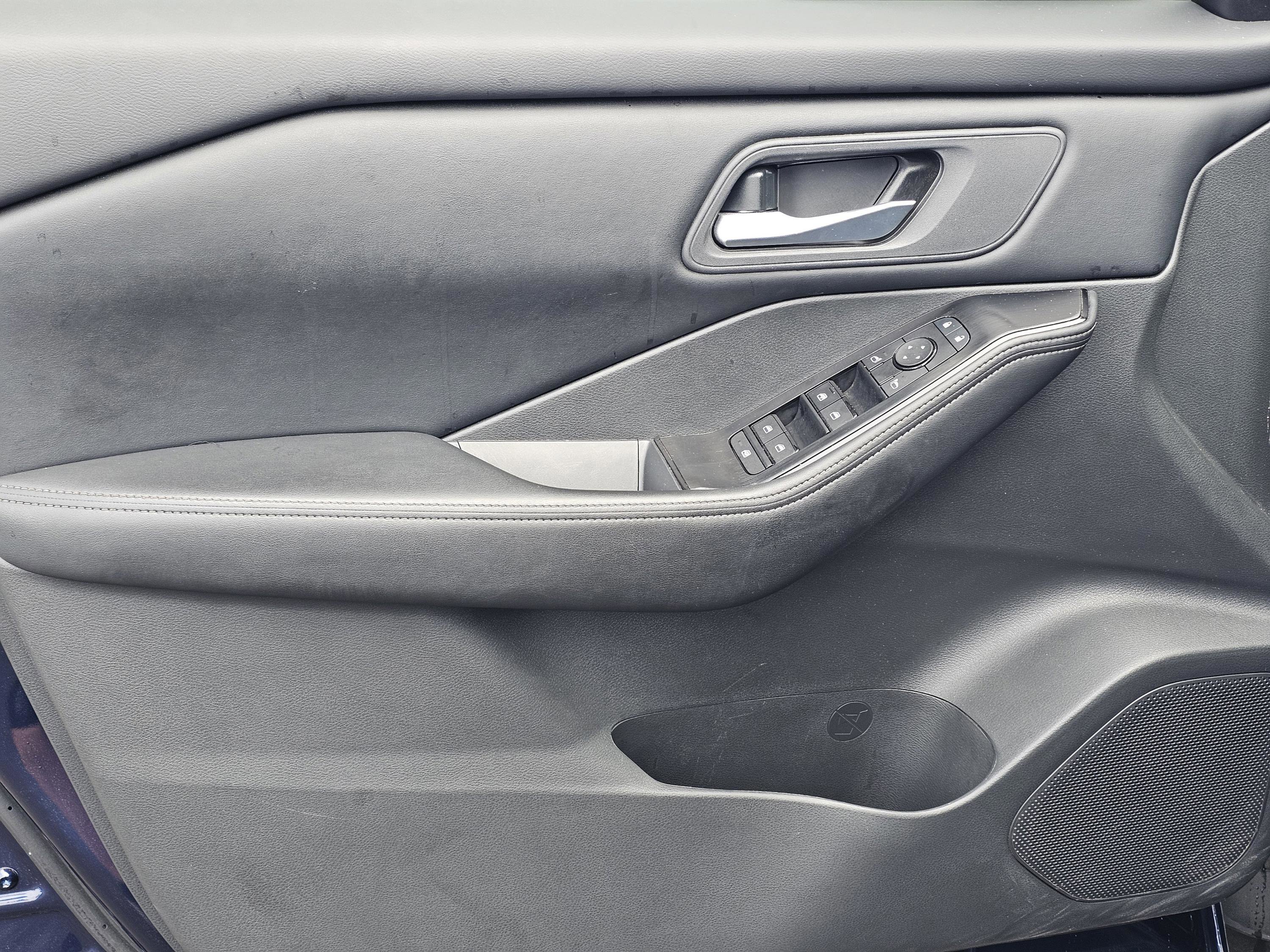 Used 2025 Nissan Rogue SV FWD image 14
