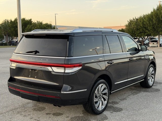 Used 2023 Lincoln Navigator Reserve image 3