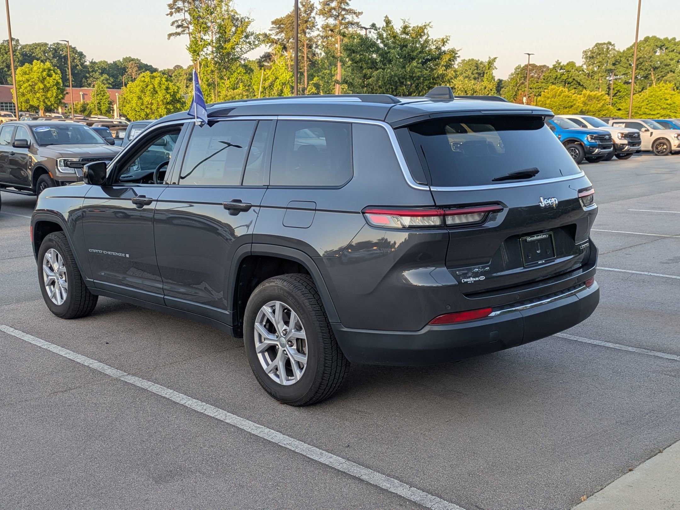 Used 2022 Jeep Grand Cherokee L Limited AWD/4WD image 6