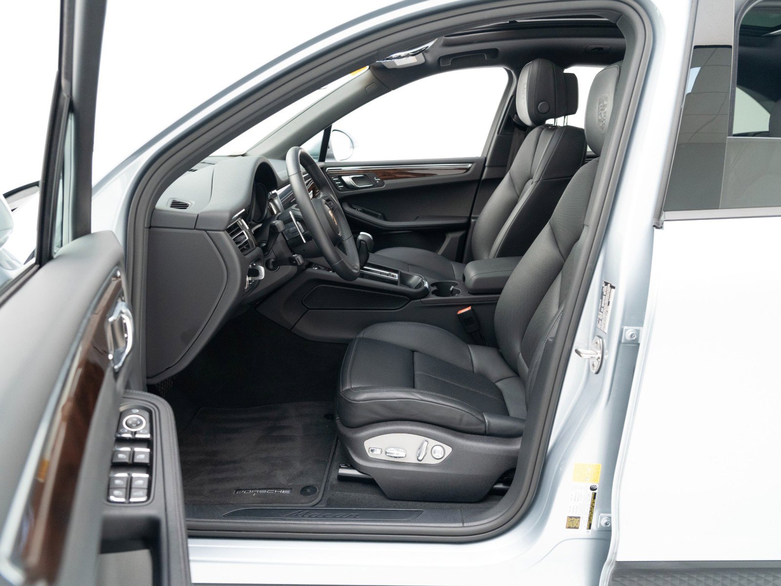 Certified 2025 Porsche Macan AWD/4WD image 17