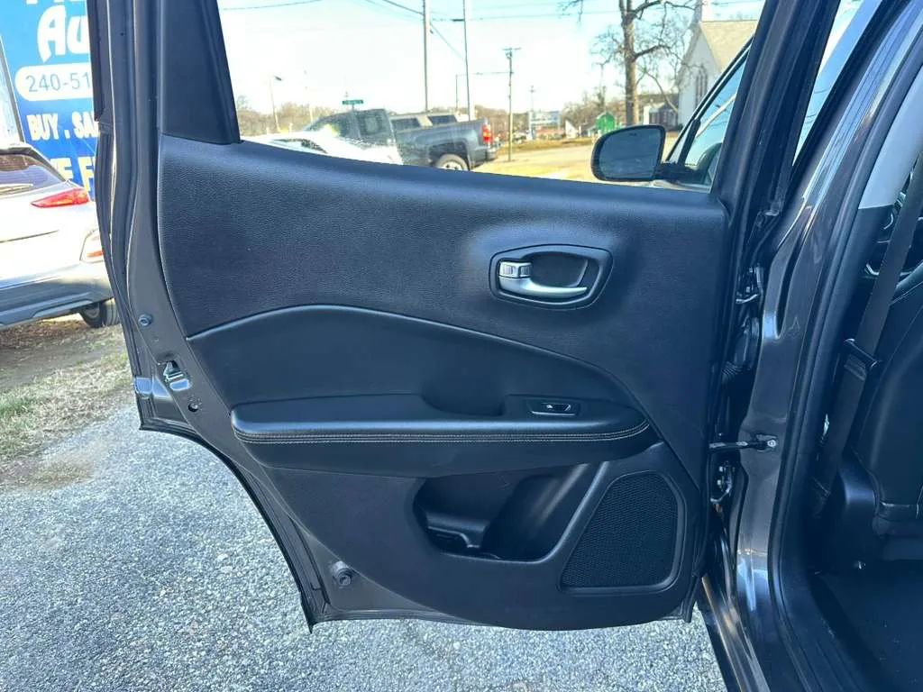 Used 2018 Jeep Compass Latitude image 16