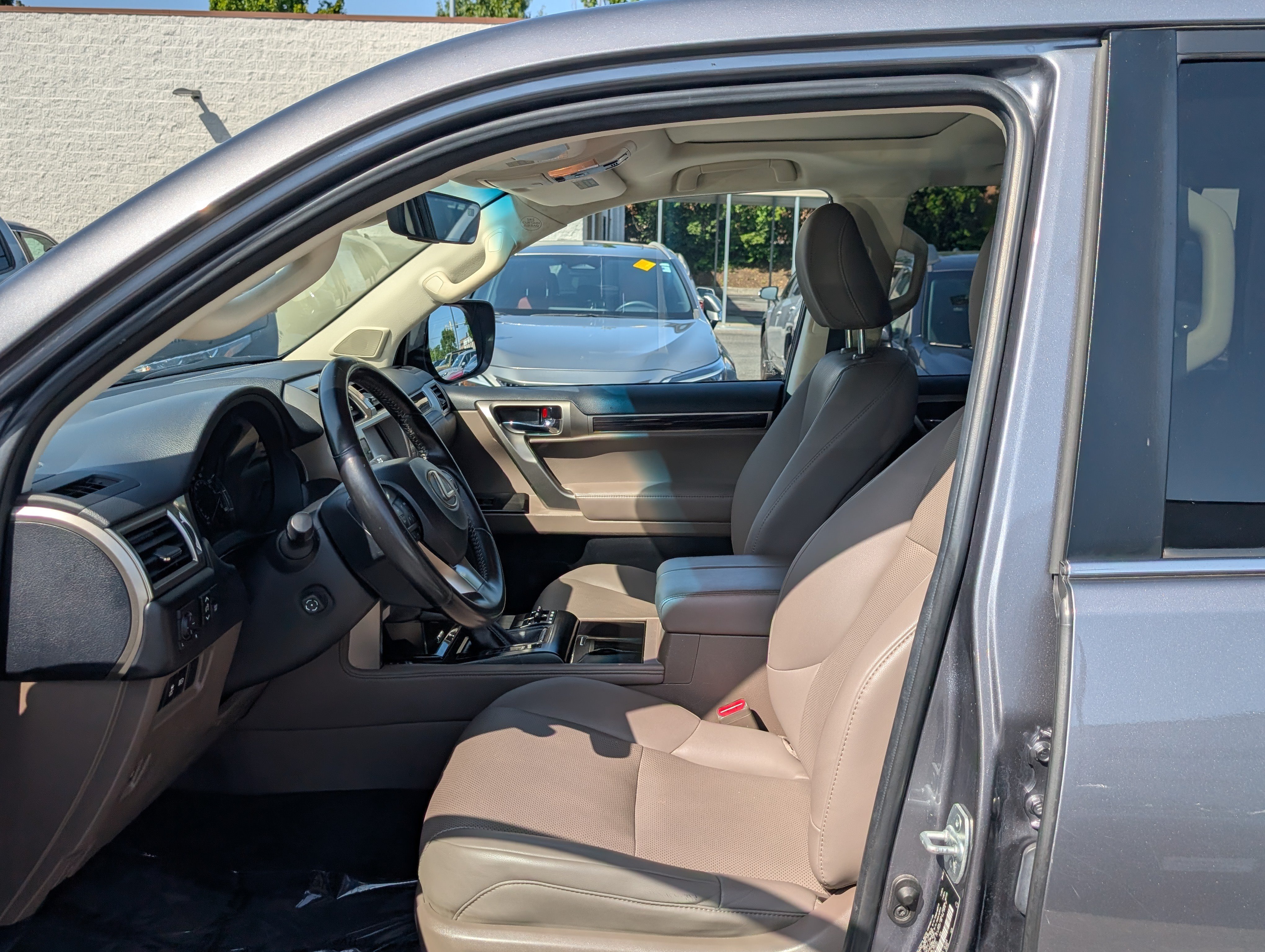Used 2021 Lexus GX 460 w/ Accessory Package AWD/4WD image 16