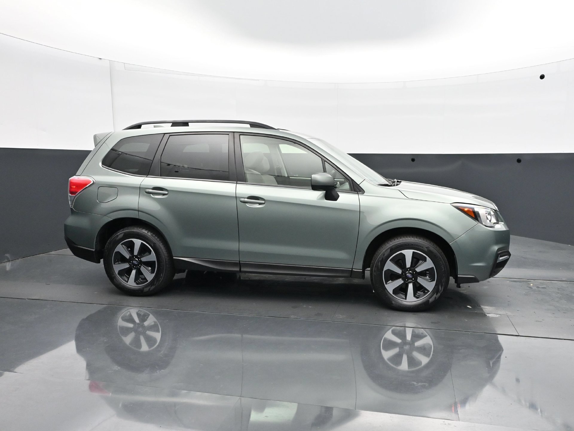 Used 2017 Subaru Forester 2.5i Premium w/ Popular Package #2A AWD/4WD image 8