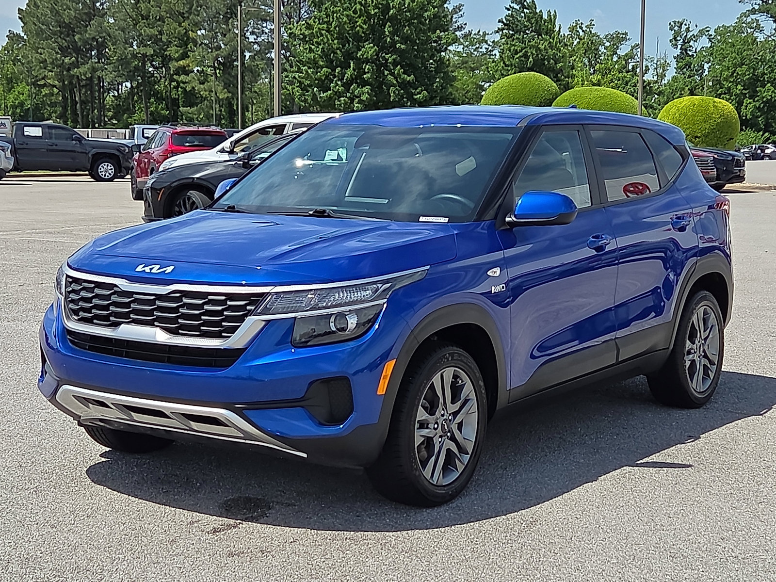Used 2023 Kia Seltos LX AWD/4WD image 2