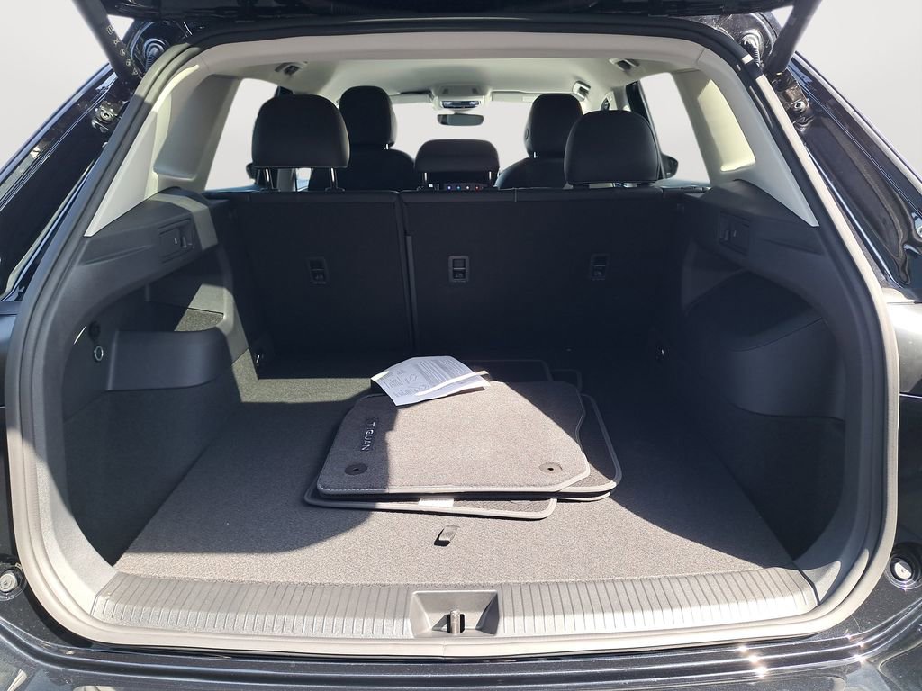 New 2025 Volkswagen Tiguan SE FWD image 29
